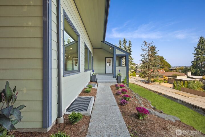 Property Photo:  3205  25th Avenue W  WA 98199 
