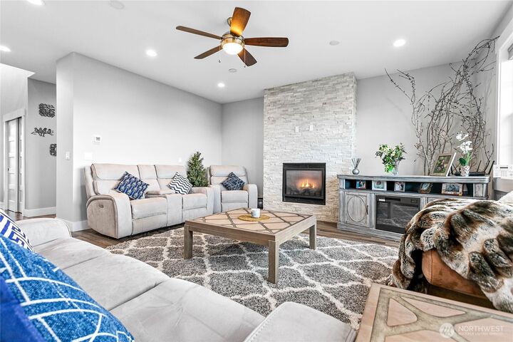 Property Photo: 6041 Brian Ct WA 98248