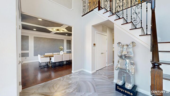 Property Photo:  55 Nicole Loop  NY 10301 