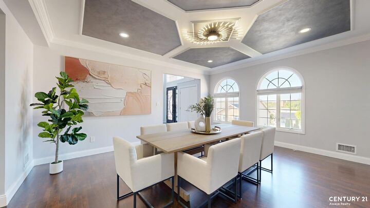 Property Photo:  55 Nicole Loop  NY 10301 