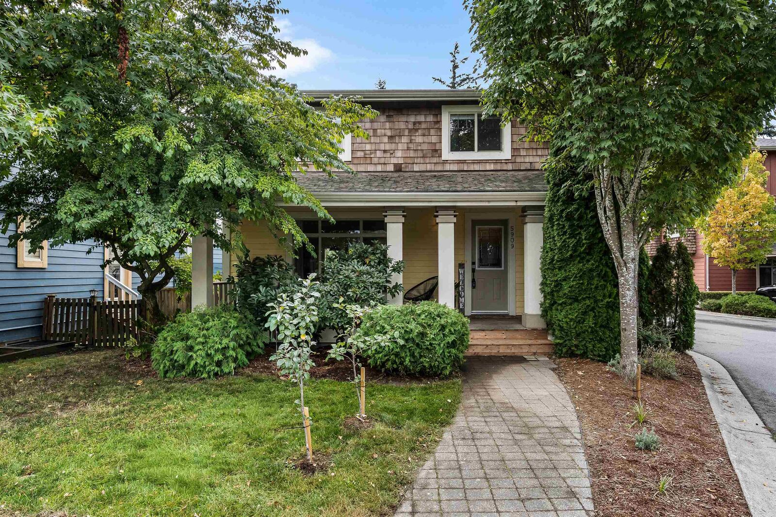 Photo de la propriété:  5909 Cowichan Street  BC V2R 0G8 
