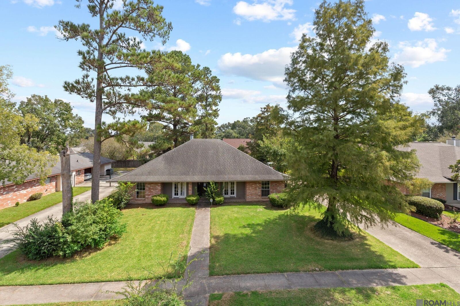 Property Photo: 1425 Shadybrook Dr LA 70816