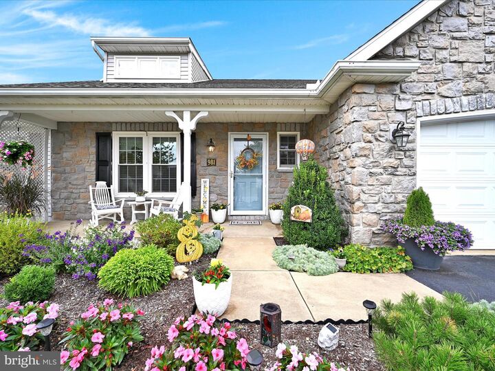 Property Photo:  981 Cambridge Drive  PA 17545 