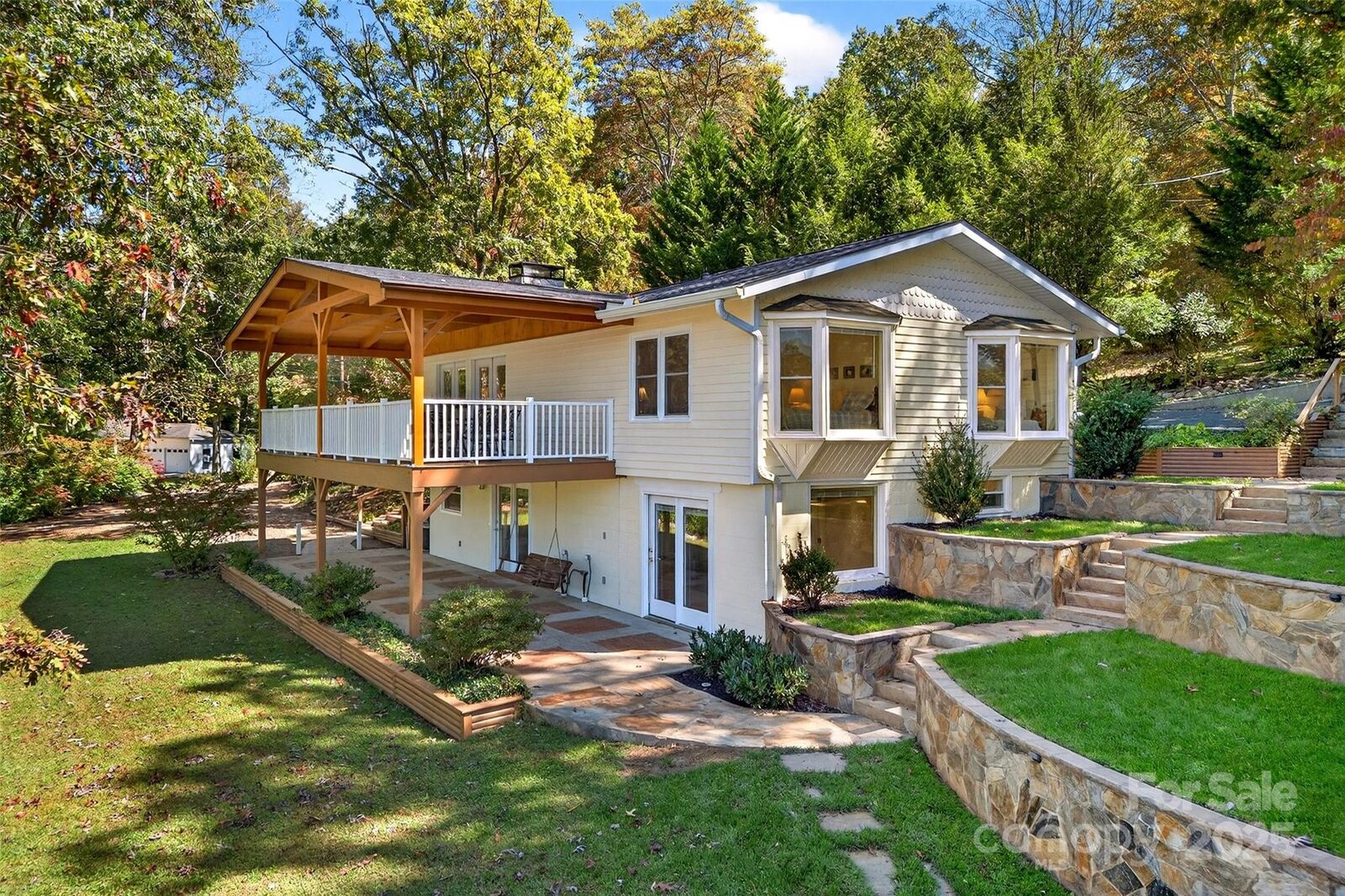 Property Photo: 211 Rhododendron Avenue NC 28711