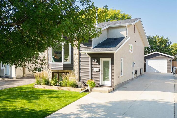 Property Photo:  121 Sauve Crescent  MB R2N 3L9 