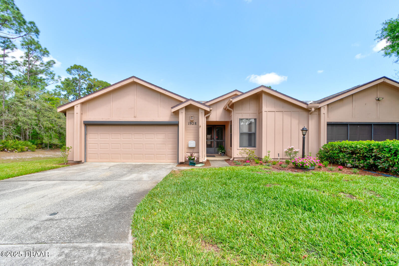 Property Photo: 1928 Sprucewood Way FL 32128