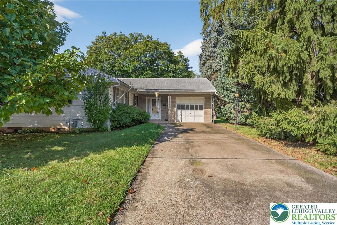 Property Photo:  811 Elm Street  PA 18018 