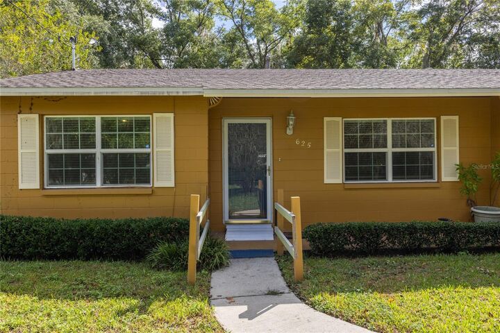 Property Photo: 625 NE 24th Street FL 32641