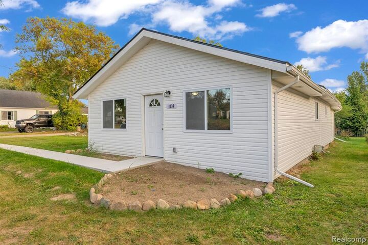 Property Photo:  1038 Vinewood Street  MI 48326 1643 