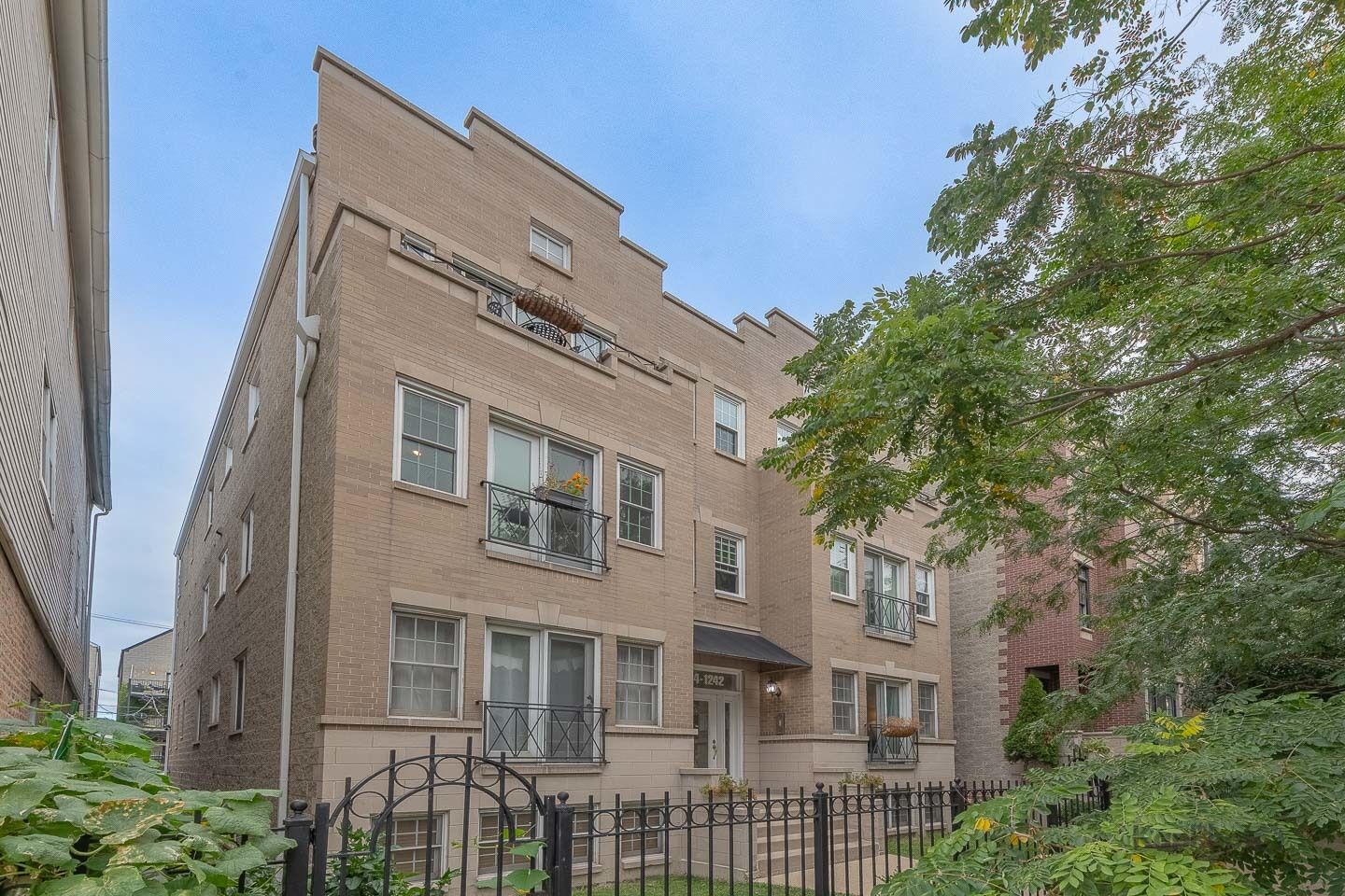 Property Photo: 1244 W Ohio Street 2W IL 60642