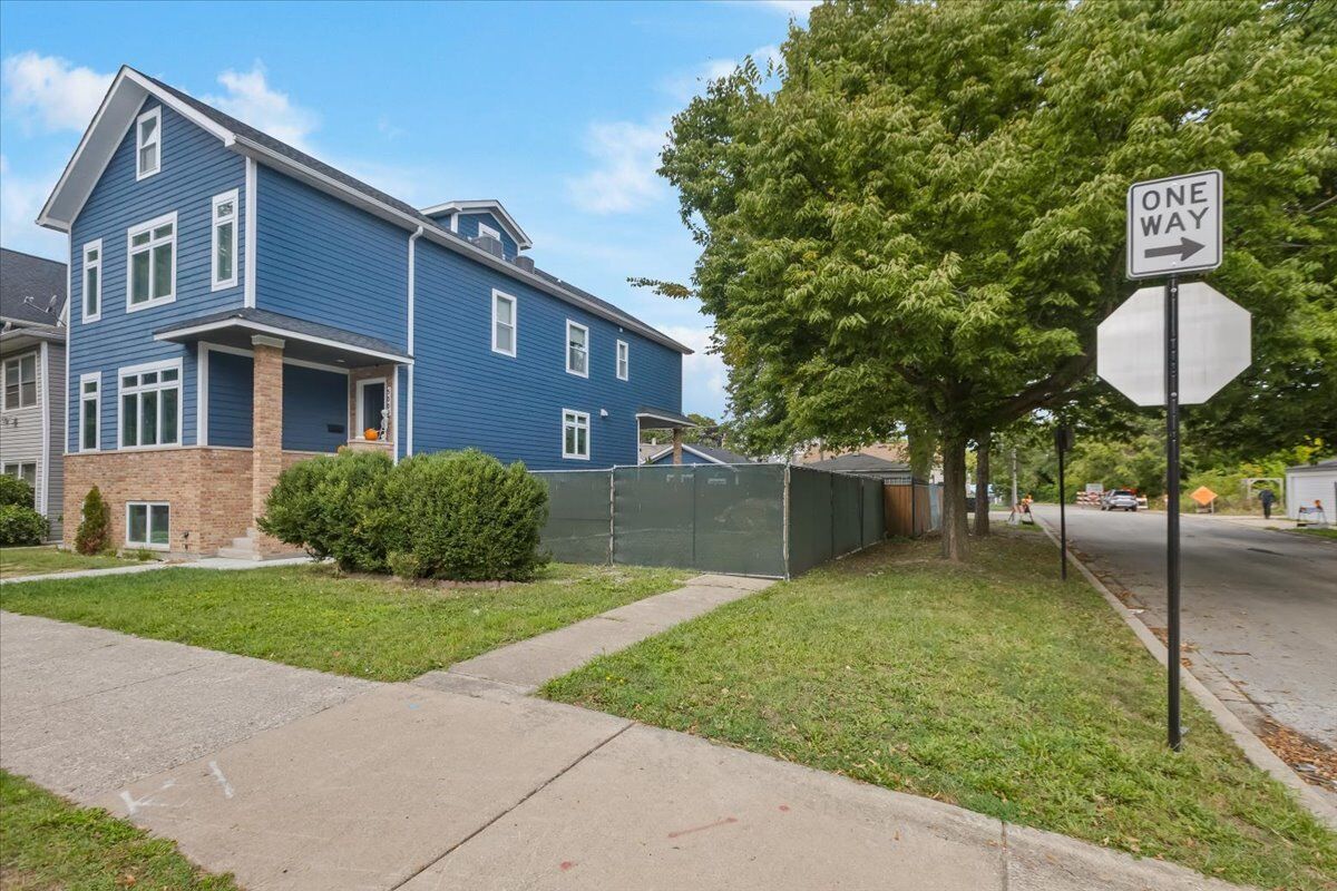 Property Photo:  5000 W Argyle Street  IL 60630 