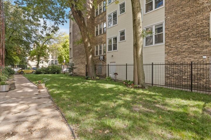 Property Photo: 1441 W Farwell Avenue 3E IL 60626