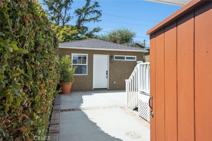 Property Photo:  4039 Colonial Avenue  CA 90066 