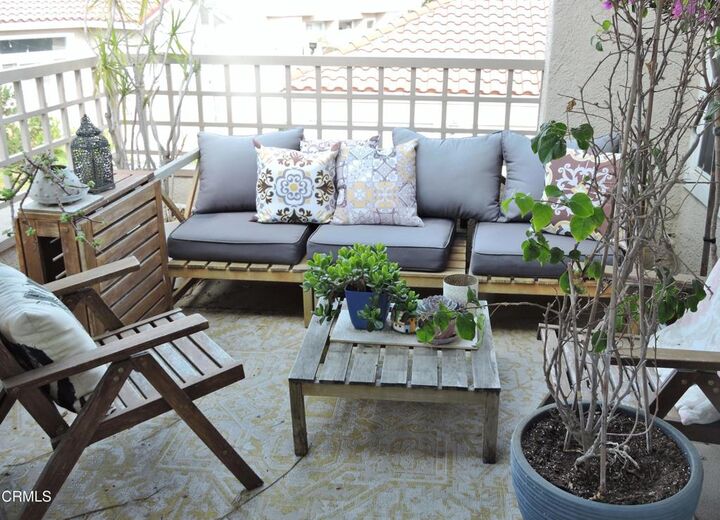 Property Photo:  650 Ivywood Lane F  CA 93065