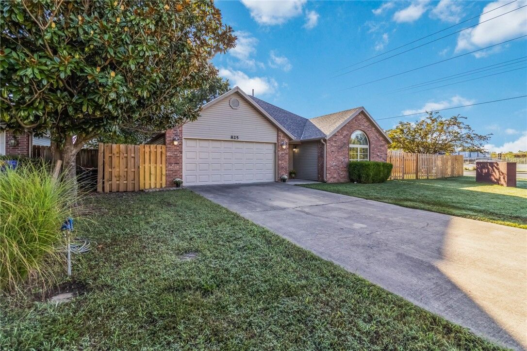 Property Photo: 825 Crystal Street AR 72745