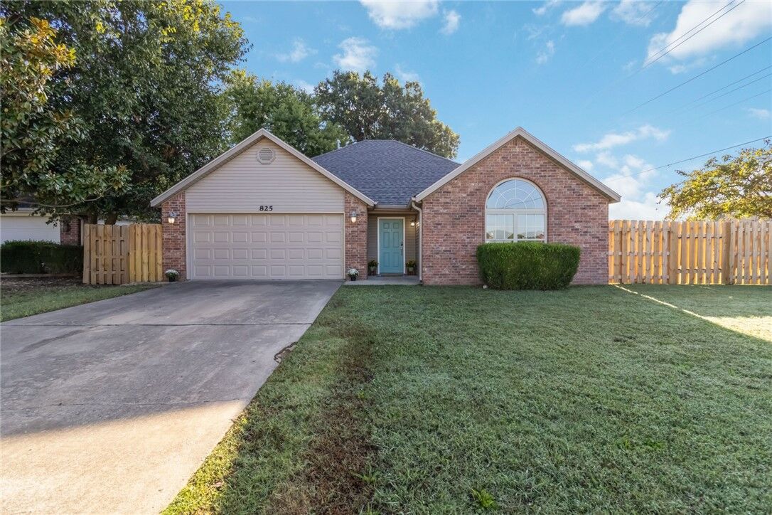 Property Photo:  825 Crystal Street  AR 72745 