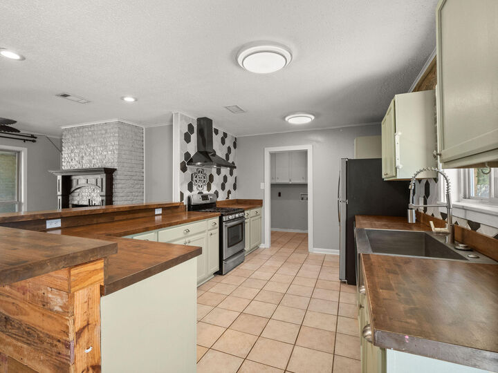 Property Photo: 111 Henderson St LA 70634