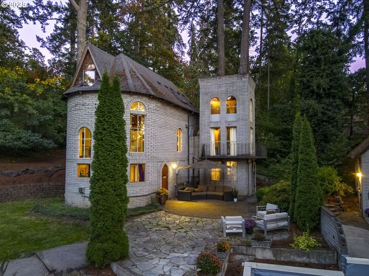 Property Photo:  1820 E 28th Ave  OR 97403 