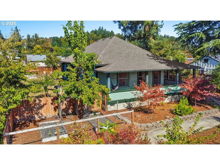 Property Photo:  1132 Ash Ave  OR 97424 