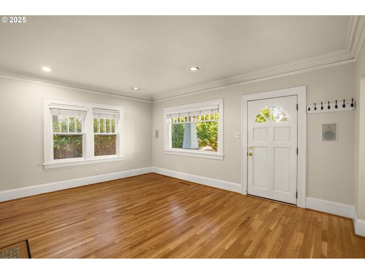 Property Photo:  404 S Dakota St  OR 97239 