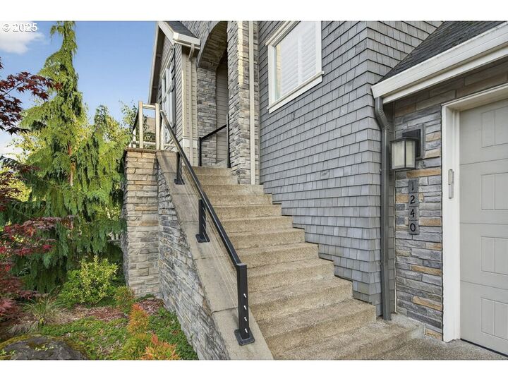 Property Photo:  1240 SW Ophelia St  OR 97219 