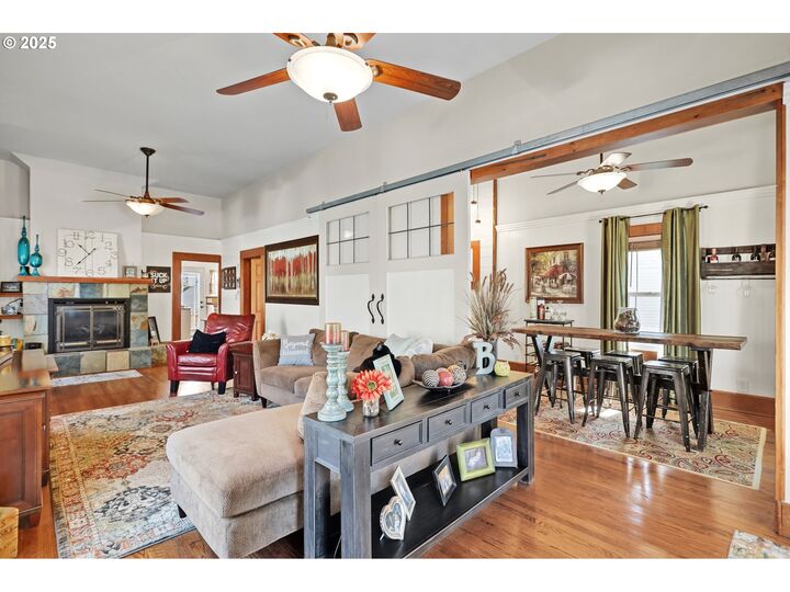 Property Photo:  811 W 9th St  OR 97058 