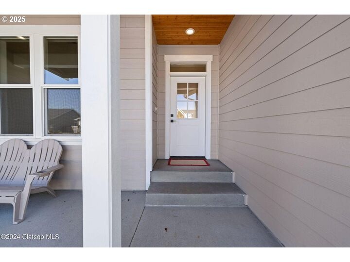 Property Photo:  1135 SE Bugle Ave  OR 97146 
