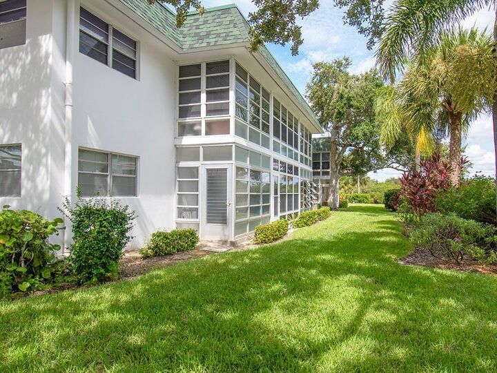 Property Photo: 2800 Indian River Boulevard 1N FL 32960