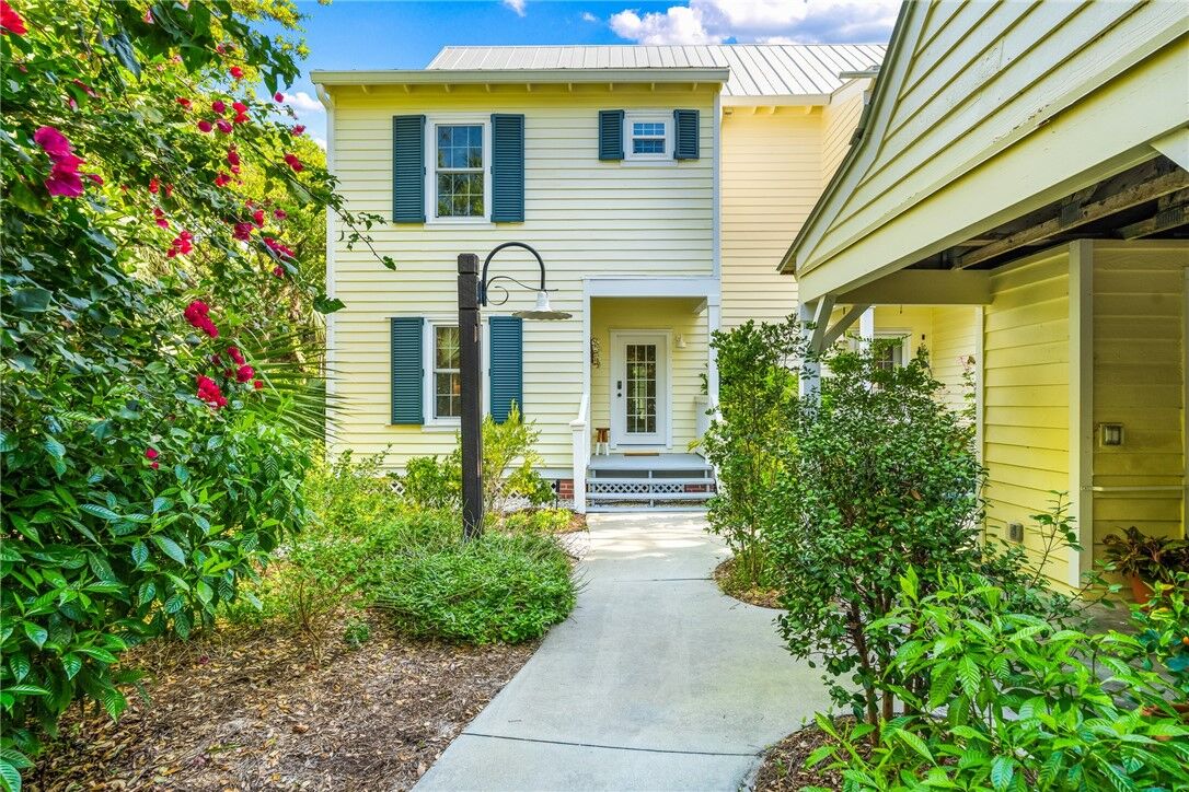 Property Photo:  1300 Palmetto Court 109  FL 32963