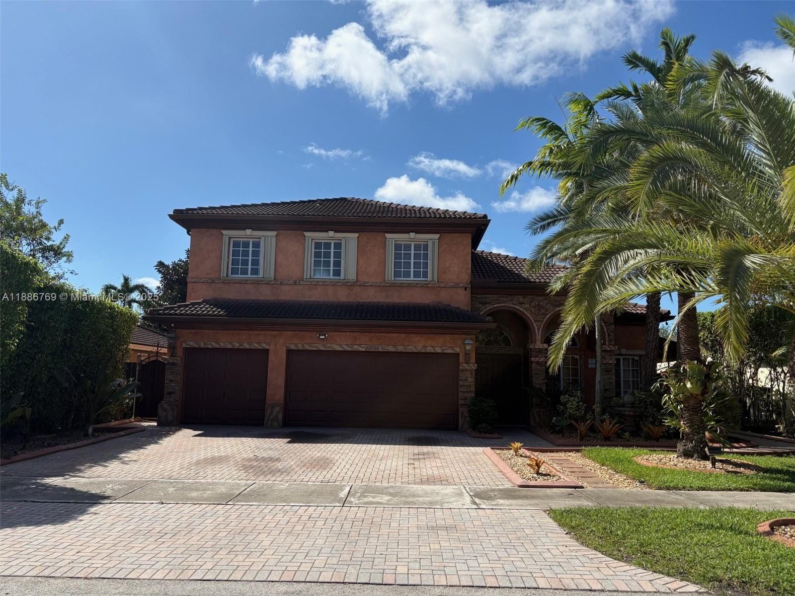 Property Photo: 16526 SW 51st Ter FL 33185
