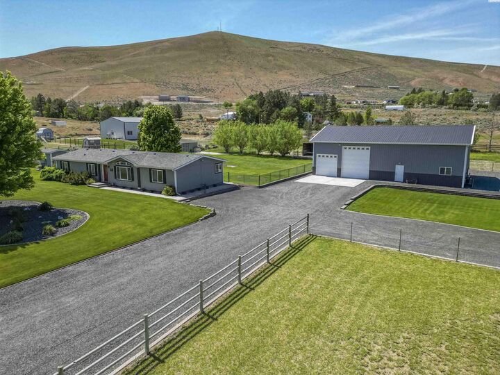 Property Photo:  57404 N 385 Prne  WA 99320 