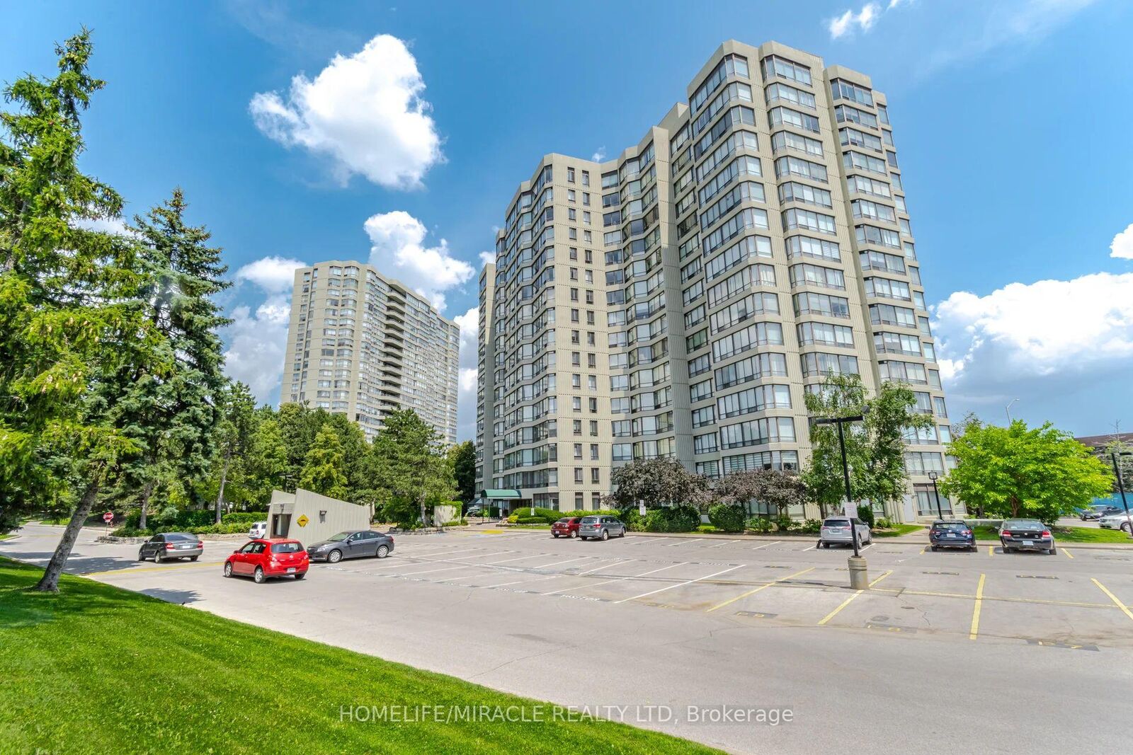 Property Photo: 26 Hanover Road 1705 ON L6S 4T2