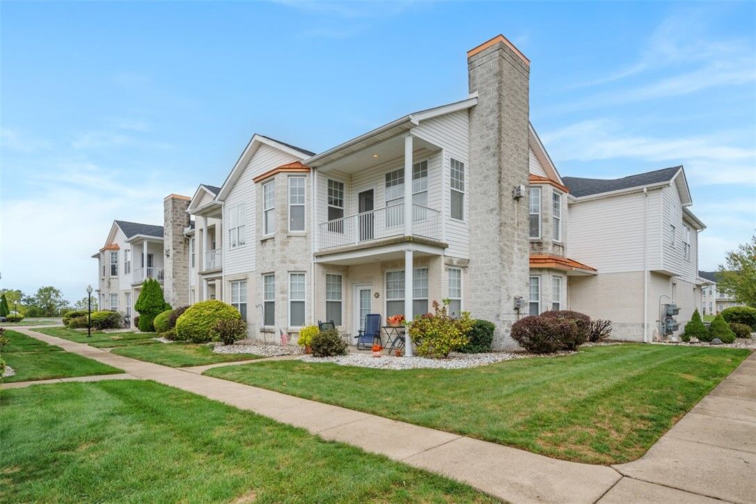 Property Photo:  246 Adams Pointe Blvd 1  PA 16046 