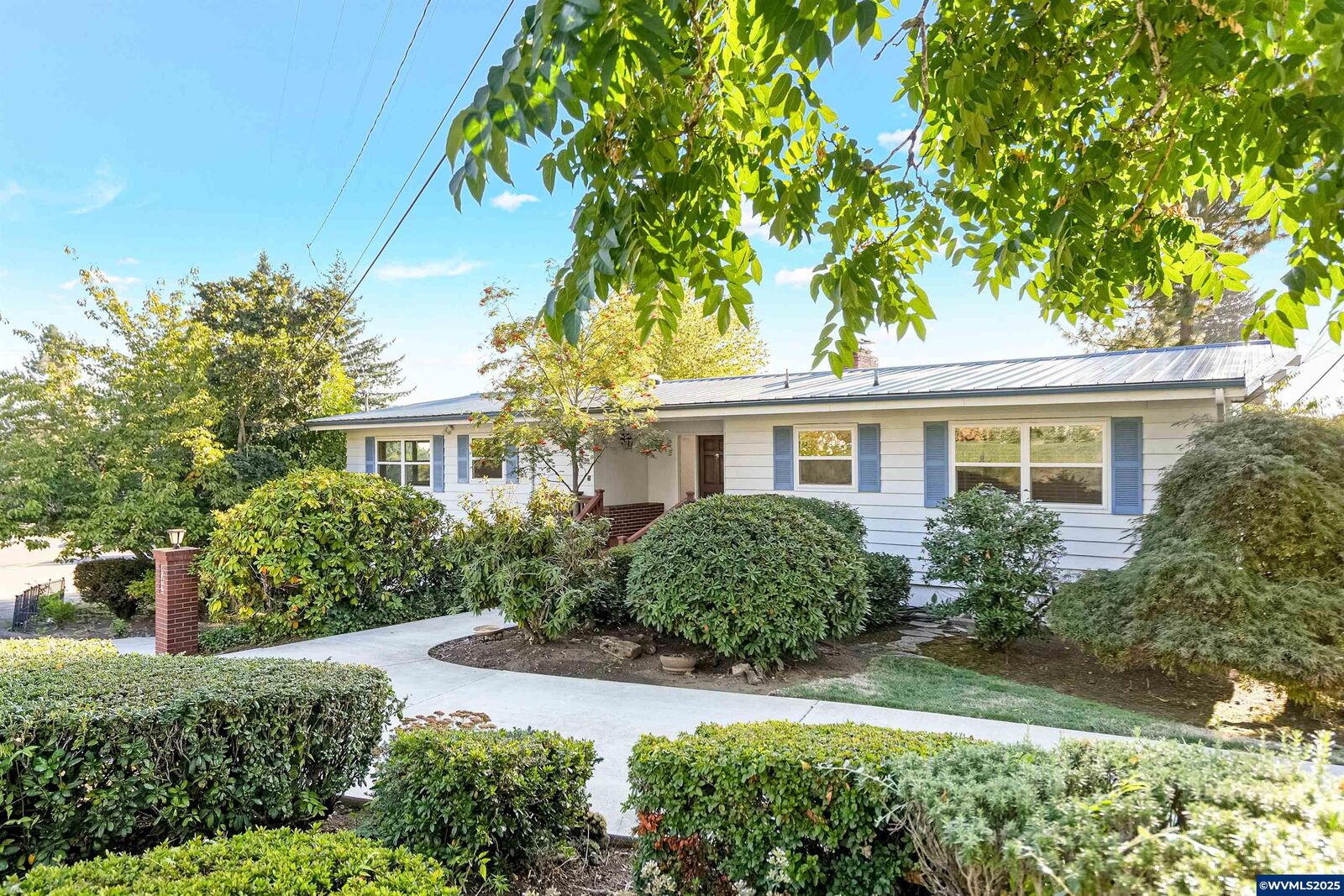 Property Photo: 842 Kingwood Dr NW OR 97304