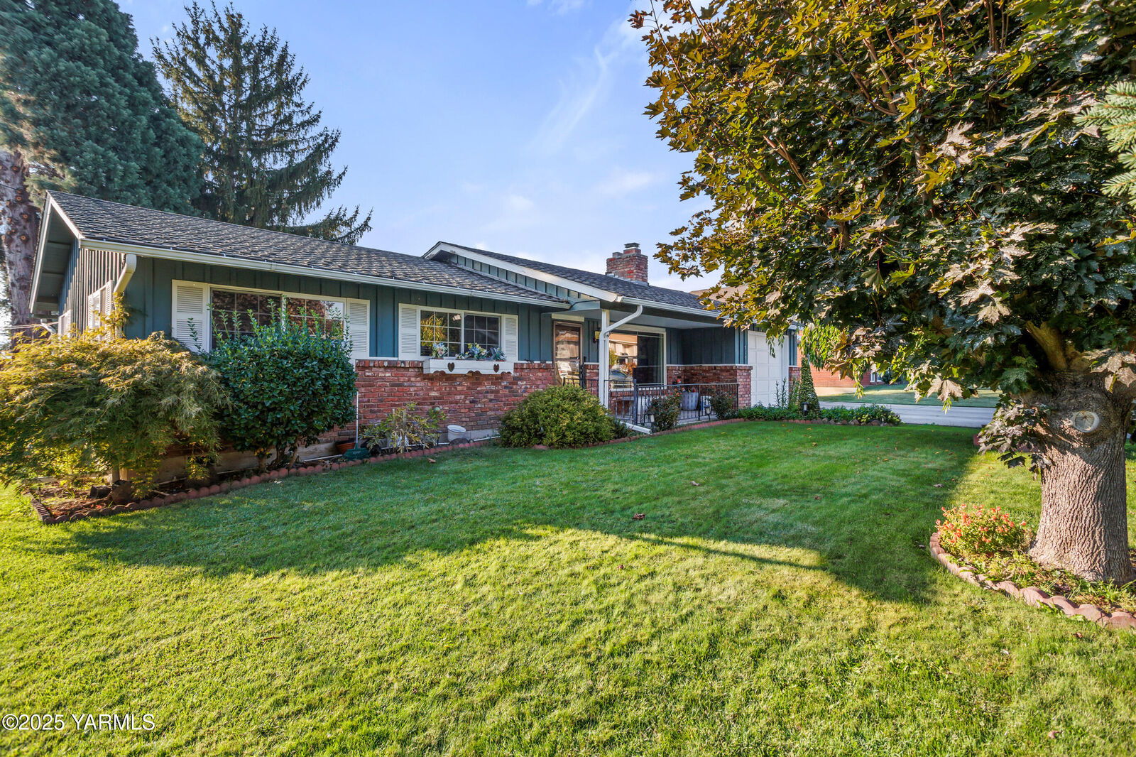 Property Photo:  910 S 37th Ave  WA 98902 