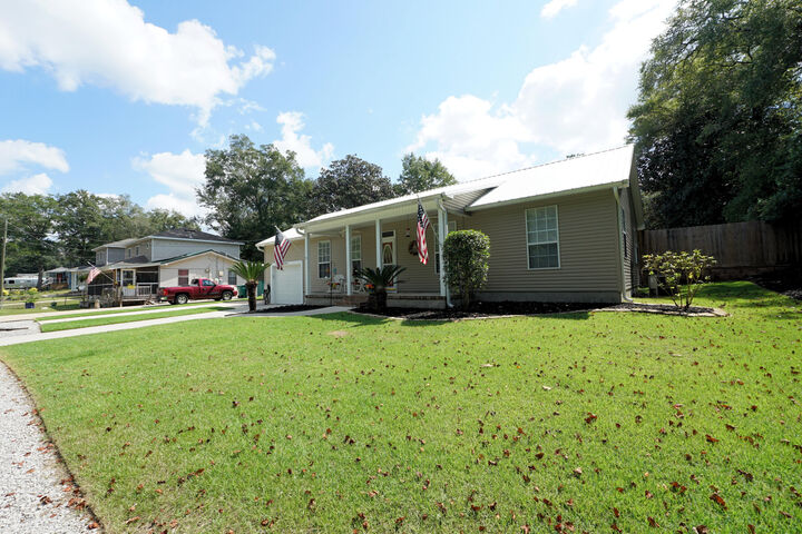 Property Photo: 703 Cypress Street FL 32578