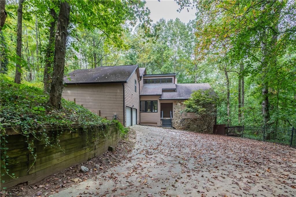 Property Photo: 1945 Ledieu Road GA 30075