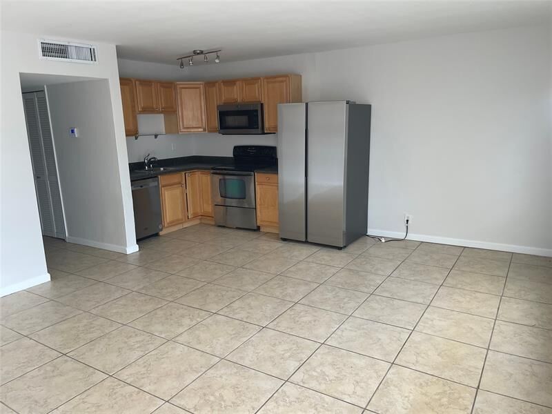 Property Photo: 4051 NE 13th Av 52-3 FL 33334