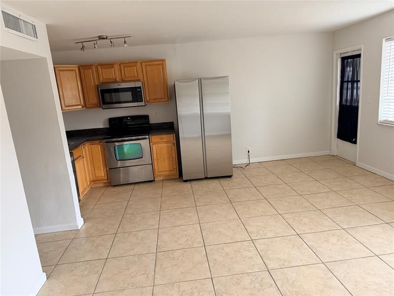 Property Photo: 4051 NE 13th Av 52-3 FL 33334