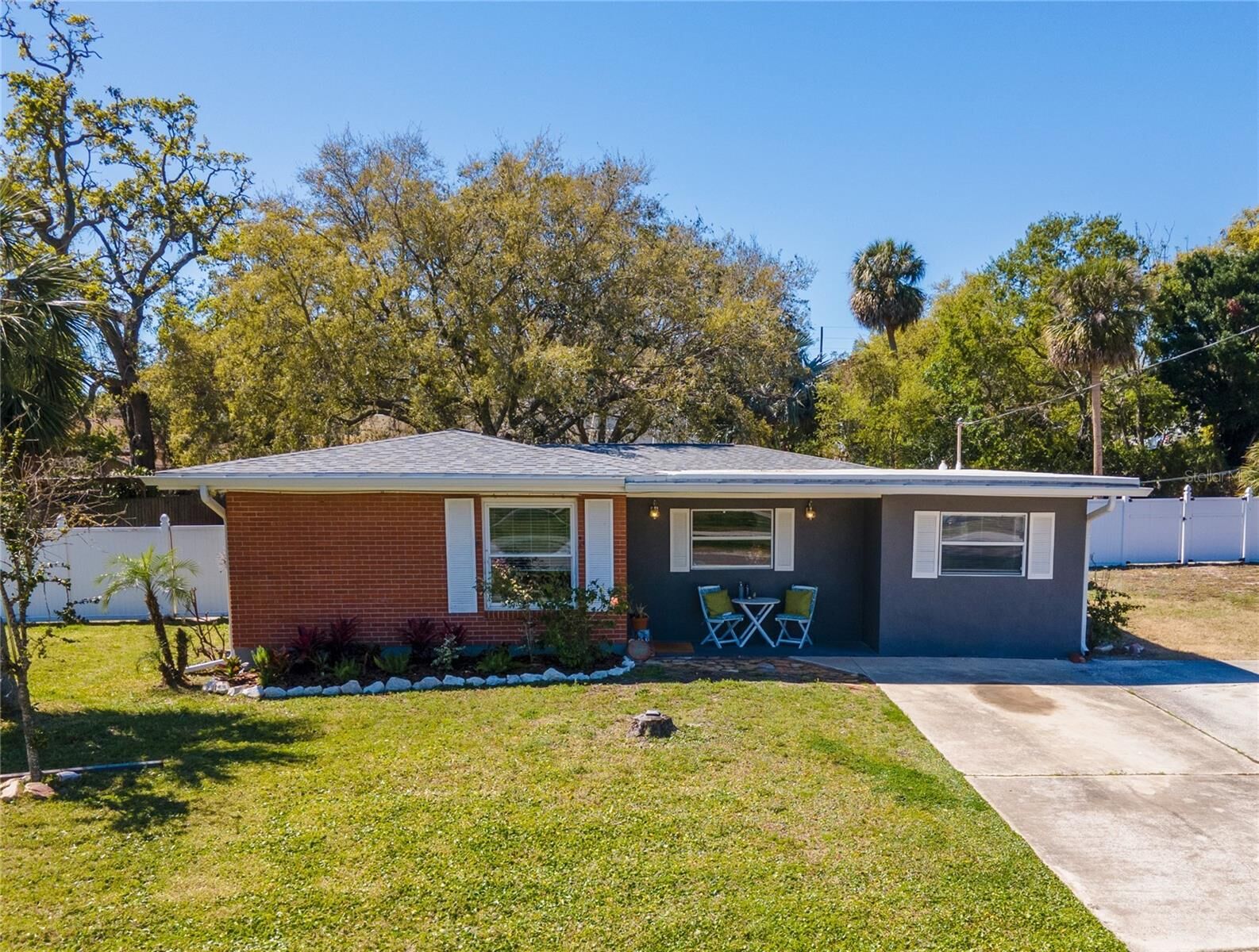 Property Photo:  27 Park Avenue  FL 34689 