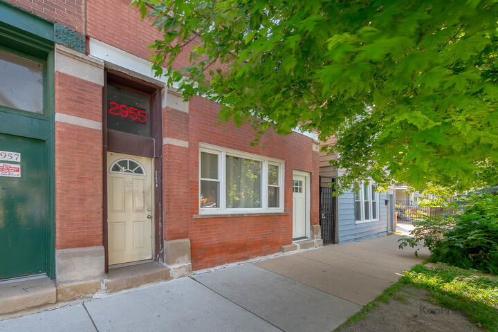 Property Photo: 2955 N Spaulding Avenue 1F IL 60618