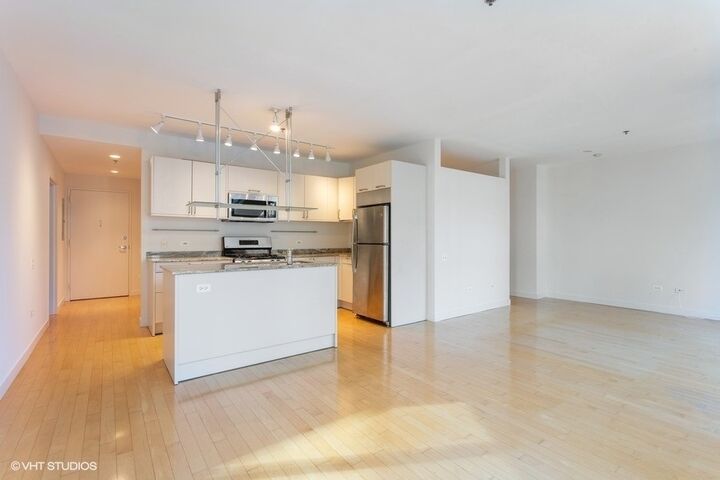 Property Photo: 510 W Erie Street 708 IL 60654