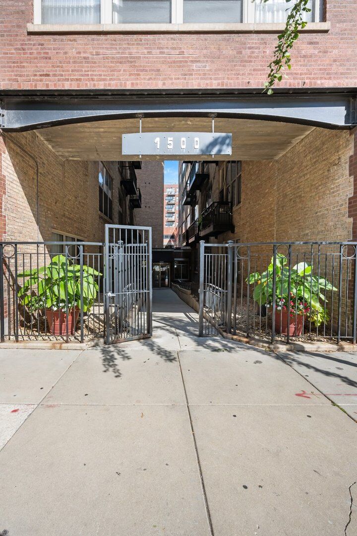 Property Photo:  1500 W Monroe Street 409  IL 60607 