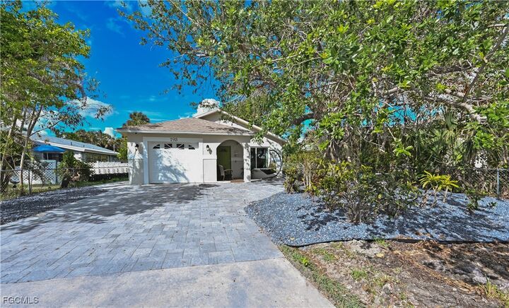 Property Photo: 793 95th Avenue N FL 34108
