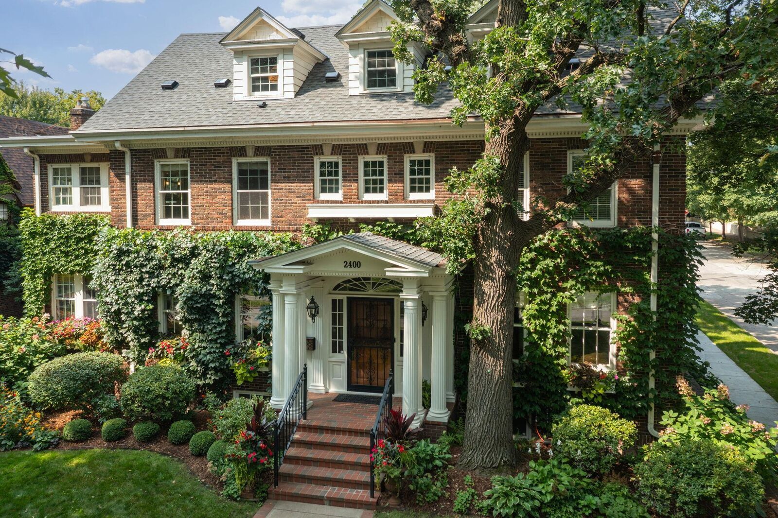 Property Photo: 2400 W Lake Of The Isles Parkway MN 55405