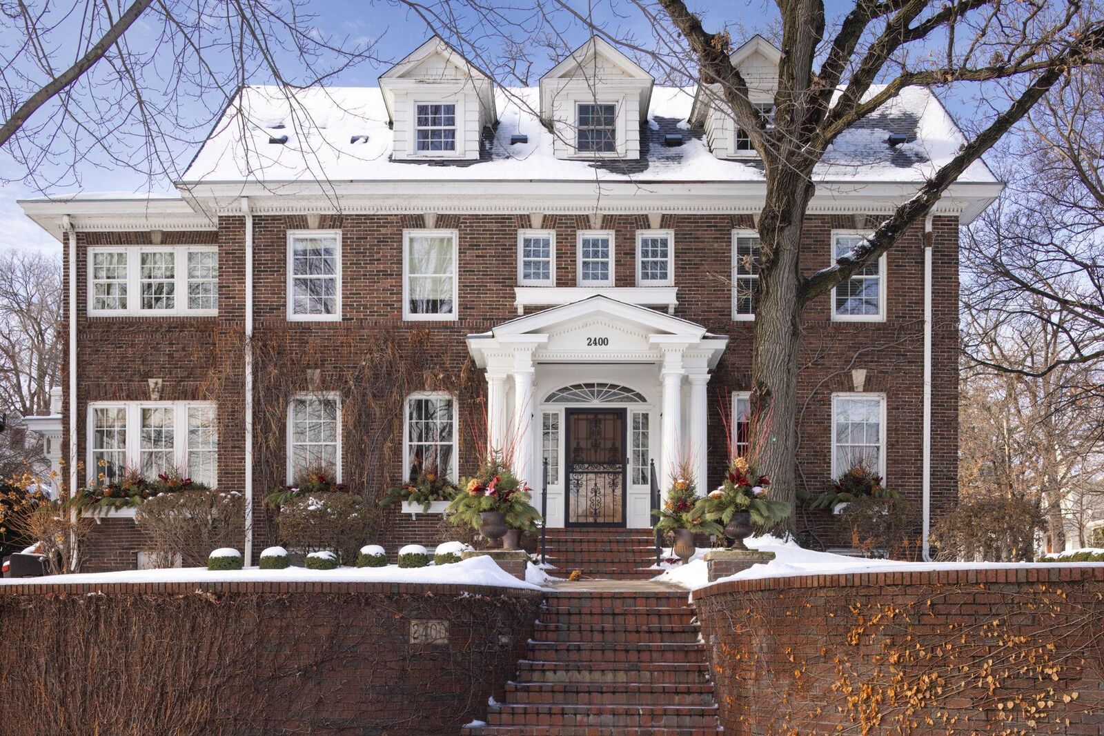 Property Photo: 2400 W Lake Of The Isles Parkway MN 55405