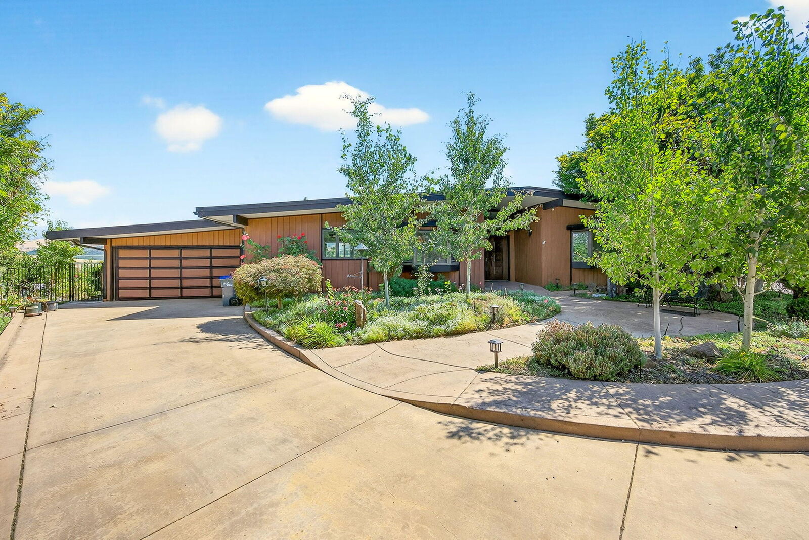 Property Photo:  738 Fairway Court  OR 97520 