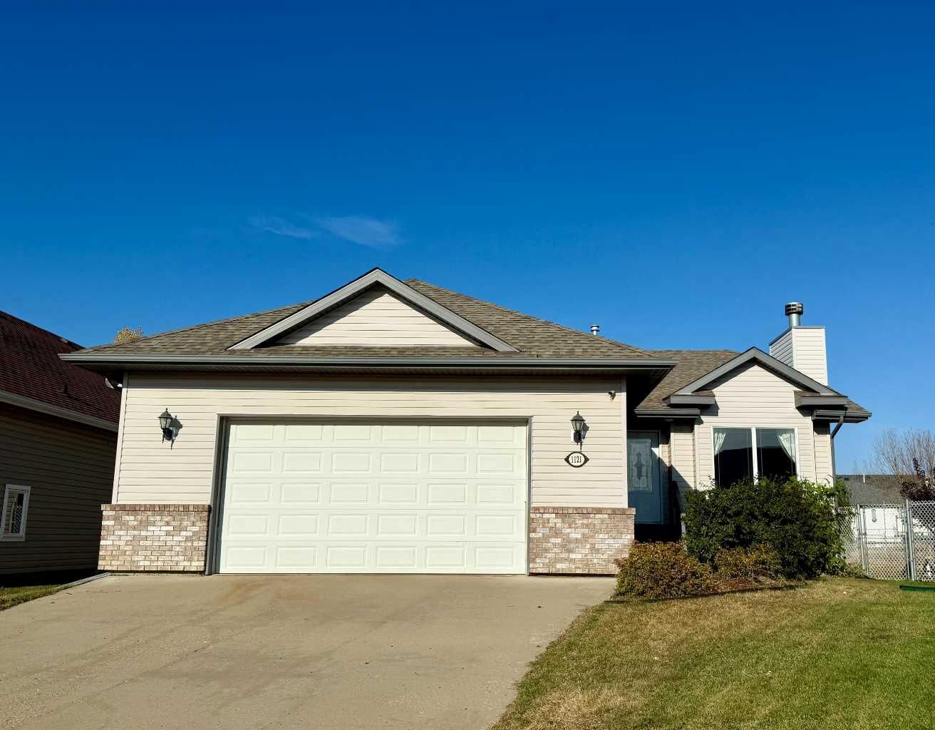Property Photo:  1121 18A Street Crescent  AB T9W 1L3 