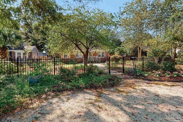 Property Photo:  1813 E Maxwell St  FL 32503 