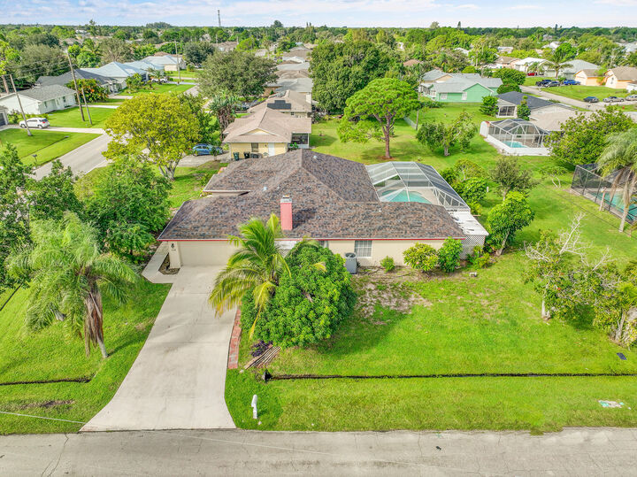 Property Photo:  113 SW Thornhill Drive  FL 34983